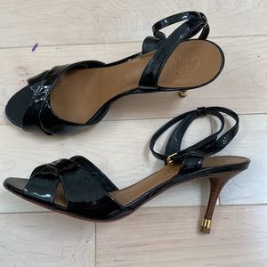 Tory Burch patent leather gold logo heels sandals 10